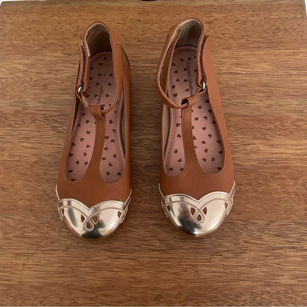Hanna Andersson Kids Shoes in Tan and Gold